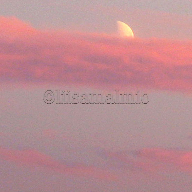 Kuunsirppi näkyy roosanväristen pilvien takaa taivaalla Korppoon saaristossa